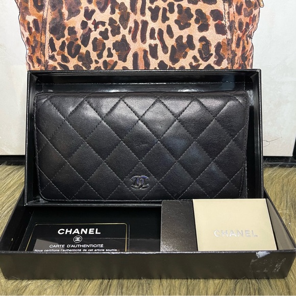 Authentic  Chanel Bifold wallet - Picture 3 of 16